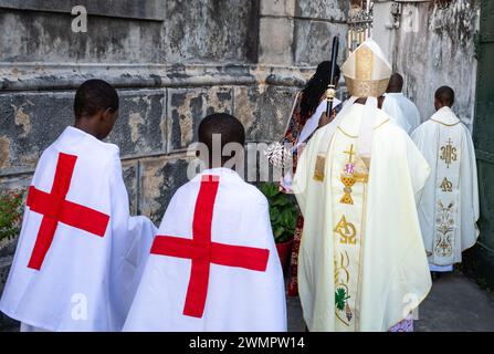 Il vescovo cattolico Augustine Shao entra nella cattedrale di San Giuseppe per la messa domenicale a Stone Town, Zanzibar, Tanzania. Foto Stock