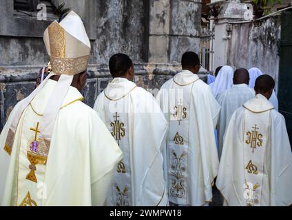 Il vescovo cattolico Augustine Shao entra nella cattedrale di San Giuseppe per la messa domenicale a Stone Town, Zanzibar, Tanzania. Foto Stock