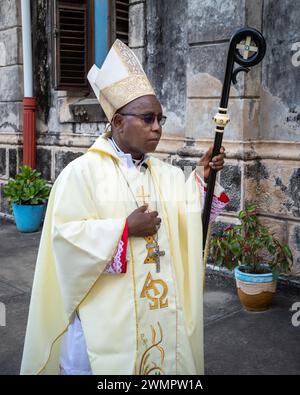 Il vescovo cattolico Augustine Shao entra nella cattedrale di San Giuseppe per la messa domenicale a Stone Town, Zanzibar, Tanzania. Foto Stock