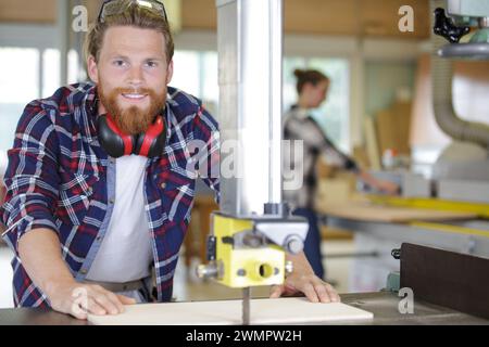 l'uomo con un mulino lavora in sicurezza Foto Stock