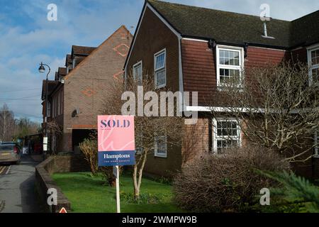 Chesham Bois, Buckinghamshire, Regno Unito. 24 febbraio 2024. Un cartello venduto fuori da una casa nel villaggio di Chesham Bois, Buckinghamshire. I prezzi delle abitazioni sono di nuovo in aumento. Crediti: Maureen McLean/Alamy Foto Stock