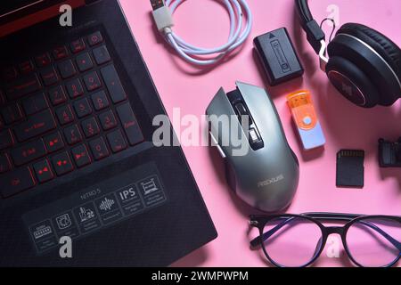 4 settembre 2023, foto sulla tecnologia dei notebook, cuffie, unità flash, cavi dati, Wonosobo, Indonesia Foto Stock