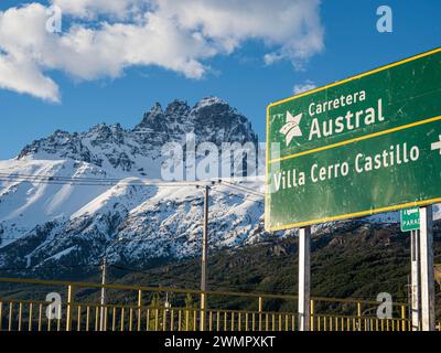 Cartello per Carretera Austral a Villa Cerro Castillo, Monte Cerro Castillo innevato, Patagonia, Cile Foto Stock