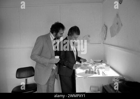 Londra, Inghilterra 28 aprile 1981. Ora! il caricatore si chiude, si chiude. June Stanier picture editor e ?? controllare le fotografie sulla casella di controllo dell'ufficio. Sir James Goldsmith ha chiuso la sua rivista settimanale adesso! A causa delle negoziazioni non redditizie di lunedì 27 aprile 1981. HOMER SYKES Foto Stock