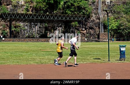 RIBEIRAO PRETO, SAN PAOLO, BRASILE - 28 dicembre 2023: Due adolescenti che corrono nel parco pubblico Foto Stock