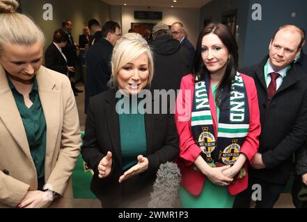 (Sinistra-destra) il Sinn Fein MLA Aisling Reilly, il primo ministro Michelle o'Neill, il vice primo ministro Emma Little-Pengelly e il DUP MLA Gordon Lyons parlano ai media prima della partita di semifinale della UEFA Women's Nations League 2nd leg al Windsor Park, Belfast. Data foto: Martedì 27 febbraio 2024. Foto Stock