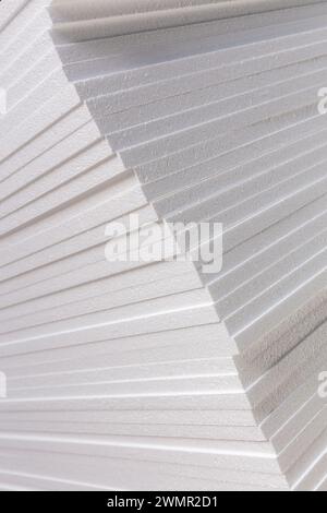 Sfondo con pannelli impilati di polistirolo. Produzione industriale di pannelli isolanti in polistirene espanso o piastre in polistirene espanso. Edificio Foto Stock