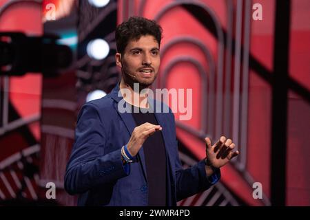 Napoli, Italia. 4 febbraio 2024. Vincenzo Comunale ha visto parlare al famoso spettacolo comico "Mad in Italy" presso l'auditorium RAI di Napoli. (Foto di Francesco Cigliano/SOPA Images/Sipa USA) credito: SIPA USA/Alamy Live News Foto Stock