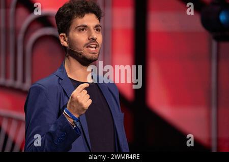 Napoli, Italia. 4 febbraio 2024. Vincenzo Comunale ha visto parlare al famoso spettacolo comico "Mad in Italy" presso l'auditorium RAI di Napoli. (Foto di Francesco Cigliano/SOPA Images/Sipa USA) credito: SIPA USA/Alamy Live News Foto Stock