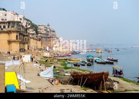 I Ghati sulle rive del Gange a Varanasi, in India Foto Stock