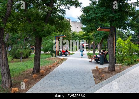 6 settembre 2021 Repubblica di Crimea Feodosia. Parco cittadino nel centro della città. La gente sta riposando nel parco. Foto Stock