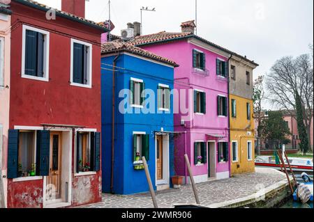 Burano, Italia - 25 febbraio 2023; case colorate lungo un canale di Burano, Italia Foto Stock