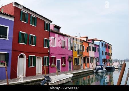 Burano, Italia - 25 febbraio 2023; case colorate lungo un canale di Burano, Italia Foto Stock