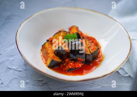 Il Terong Balado è un cibo indonesiano a base di melanzane fritte cucinate con salsa al peperoncino Foto Stock