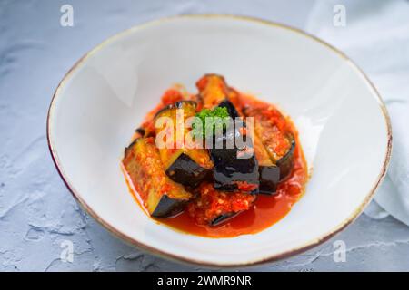 Il Terong Balado è un cibo indonesiano a base di melanzane fritte cucinate con salsa al peperoncino Foto Stock