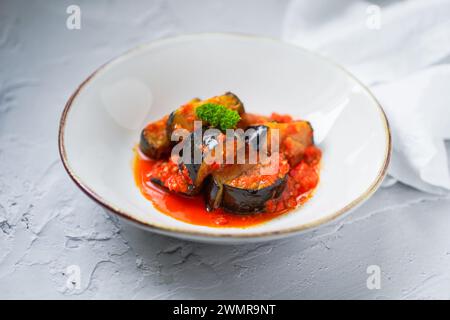 Il Terong Balado è un cibo indonesiano a base di melanzane fritte cucinate con salsa al peperoncino Foto Stock