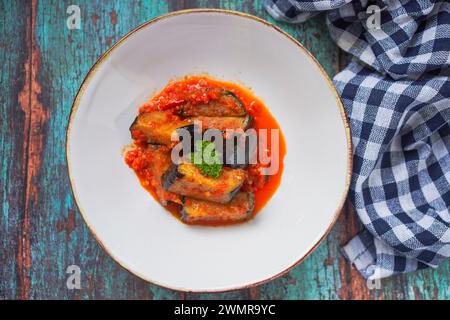 Il Terong Balado è un cibo indonesiano a base di melanzane fritte cucinate con salsa al peperoncino Foto Stock