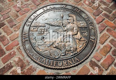 La targa ufficiale in bronzo della California esposta nel percorso in mattoni del parco a Colton Hall a Monterey, California Foto Stock