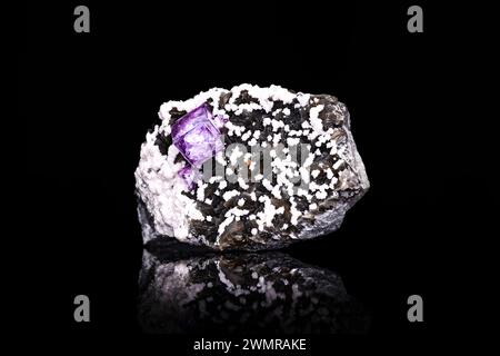 Fluorite viola su muscovite con dolomite bianca e sheelite arancione (dalla miniera Yaogangxian, Chenzhou, Hunan, Cina). Isolato su sfondo nero. Foto Stock