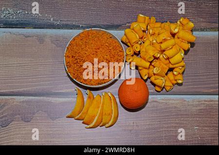 Agrumi grattugiati e sbucciati per preparare la marmellata. Foto Stock