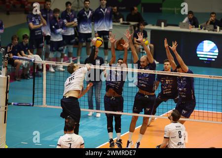 Monza, Italia, giovedì 25 febbraio 2024. Artur Szalpuk (Projekt Warszawa) , Fernando Kreling (MINT vero Volley Monza), Gianluca Galassi (MINT vero Volley Monza) durante la CEV Volley Cup 2024 tra MINT vero Volley Monza e Projekt Warszawa, Opiquad Arena, Monza. Crediti: Mattia Martegani/Alamy Live News Foto Stock