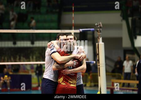 Monza, Italia, giovedì 25 febbraio 2024. Projekt Warszawa celebra la vittoria durante la CEV Volleyball Cup 2024 tra MINT vero Volley Monza e Projekt Warszawa, Opiquad Arena, Monza. Crediti: Mattia Martegani/Alamy Live News Foto Stock