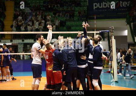 Monza, Italia, giovedì 25 febbraio 2024. Projekt Warszawa celebra la vittoria durante la CEV Volleyball Cup 2024 tra MINT vero Volley Monza e Projekt Warszawa, Opiquad Arena, Monza. Crediti: Mattia Martegani/Alamy Live News Foto Stock