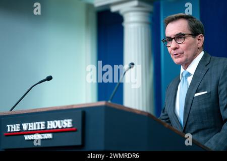 Washington, Stati Uniti. 27 febbraio 2024. Il coordinatore del Consiglio di sicurezza nazionale John Kirby parla durante il briefing quotidiano alla Casa Bianca di Washington, DC, martedì 27 febbraio 2024. Foto di Bonnie Cash/Pool/Sipa USA credito: SIPA USA/Alamy Live News Foto Stock