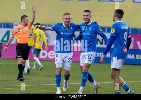 Non esclusivo: KIEV, UCRAINA - 25 FEBBRAIO 2024 - il centrocampista Vitalii Buialskii e l'attaccante Vladyslav Vanat (L-R, centro) della Dinamo Kiev sono SEE Foto Stock