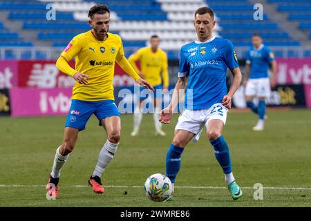 Non esclusivo: KIEV, UCRAINA - 25 FEBBRAIO 2024 - centrocampista Rostyslav Rusyn (L) del FC Metalist 1925 Kharkiv e centrocampista Vladyslav Kabaiev del FC D. Foto Stock