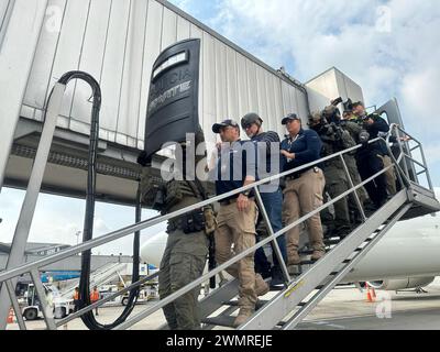 Bogotà, Colombia. 27 febbraio 2024. L'ex comandante paramilitare della Colombia Salvatore Mancuso arriva all'aeroporto internazionale El Dorado di Bogotà, in Colombia, dopo essere stato deportato per traffico di droga. Mancuso affronterà diversi processi in Colombia per numerosi crimini. Foto di: Handout/Long Visual Press credito: Long Visual Press/Alamy Live News Foto Stock