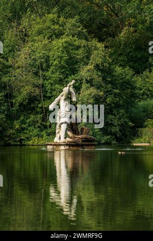 Vista della statua di Ercole a Neuwerkgarten nel castello di Gottorf nello Schleswig, Germania. Foto Stock