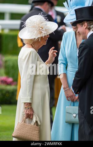 IMMAGINI DEI FILE. 27 febbraio 2024. Thomas Kingston, marito di Lady Gabriella Windsor, è tragicamente morto all'età di 45 anni. Ascot, Berkshire, Regno Unito. 24 giugno 2023. La regina Camilla (L) parla con Lady Gabriella Windsor (M) e suo marito Thomas Kingston (R) al Royal Ascot. Lady Gabriella è la figlia del principe e della principessa Michael di Kent. Crediti: Maureen McLean/Alamy Live News Foto Stock