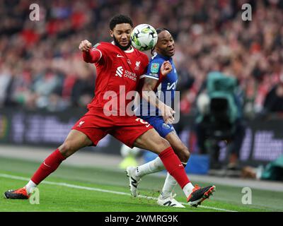 Londra, Regno Unito. 25 febbraio 2024. Joe Gomez di Liverpool (l) tiene lontano Raheem Sterling di Chelsea (r). Carabao Cup final 2024, Chelsea contro Liverpool allo stadio Wembley di Londra domenica 25 febbraio 2024. Solo per uso editoriale. foto di Andrew Orchard/Andrew Orchard fotografia sportiva/Alamy Live News Credit: Andrew Orchard fotografia sportiva/Alamy Live News Foto Stock