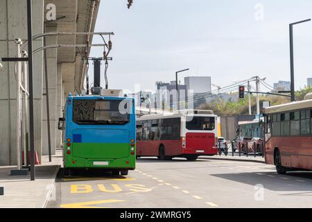 Il bus elettrico a una fermata viene caricato dal pantografo. Mobilità pulita. Foto Stock