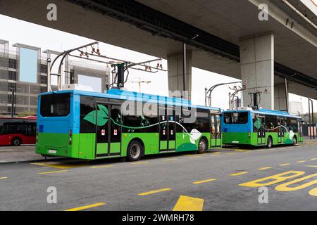 Il bus elettrico a una fermata viene caricato dal pantografo. Mobilità pulita. Foto Stock