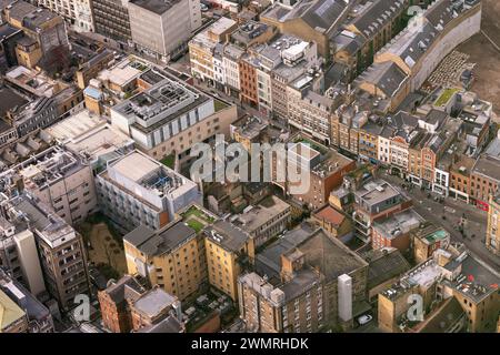 Veduta aerea degli edifici densamente affollati nella strada principale del quartiere, southwark, Londra Foto Stock