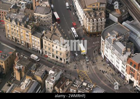 Vista aerea di un trafficato incrocio a Londra, che mostra edifici storici, veicoli e pedoni che navigano per le strade della città Foto Stock