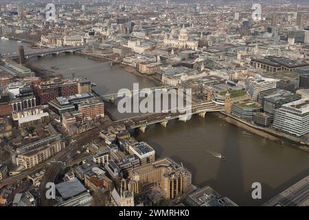 Una vista aerea del centro di Londra che mostra il Tamigi e la cattedrale di St. Paul Foto Stock