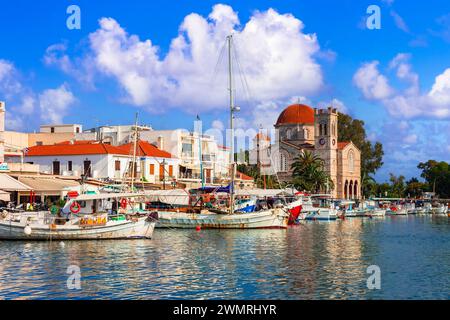 Isole Saroniche della Grecia. Autentica splendida isola greca - Egina con tradizionali barche da pesca e St Nicholas Church Foto Stock