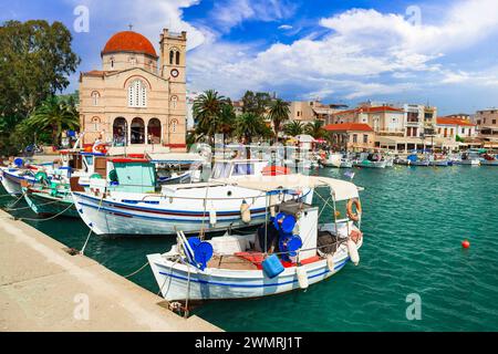 Isole Saroniche della Grecia. Autentica splendida isola greca - Egina con tradizionali barche da pesca e St Nicholas Church Foto Stock