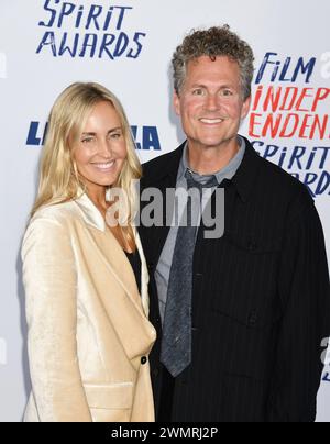 SANTA MONICA, CALIFORNIA - FEBBRAIO 25: (L-R) Erin Whiteley e Greg Whiteley partecipano ai 2024 Film Independent Spirit Awards on the Beach a febbraio Foto Stock