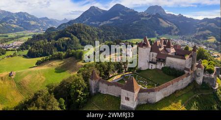 Viaggi e luoghi di interesse in Svizzera. Pittoresco villaggio medievale e castello Gruyere. cantone Friburgo. Video del drone aereo Foto Stock