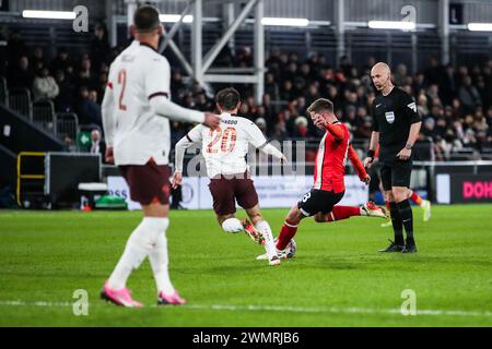 Luton, Regno Unito. 25 febbraio 2024. Cauley Woodrow di Luton Town segna il primo gol della squadra durante il Luton Town FC contro Manchester City FC Emirates fa Cup 5 ° turno a Kenilworth Road, Luton, Inghilterra, Regno Unito il 27 febbraio 2024 Credit: Every Second Media/Alamy Live News Foto Stock