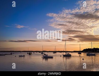 Alba a Suffolk - un tranquillo inizio al porto di Felixstowe Ferry Foto Stock