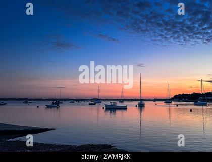 Alba a Suffolk - un tranquillo inizio al porto di Felixstowe Ferry Foto Stock