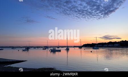 Alba a Suffolk - un tranquillo inizio al porto di Felixstowe Ferry Foto Stock