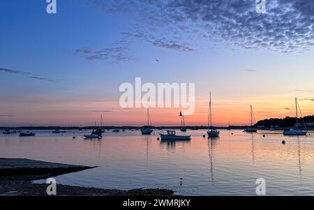 Alba a Suffolk - un tranquillo inizio al porto di Felixstowe Ferry Foto Stock