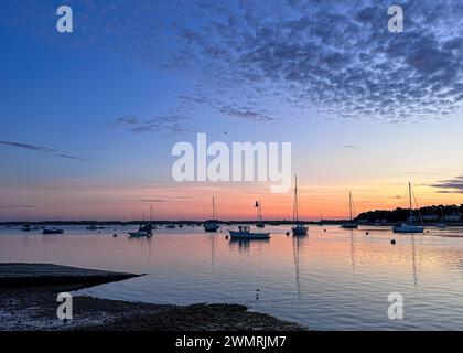 Alba a Suffolk - un tranquillo inizio al porto di Felixstowe Ferry Foto Stock