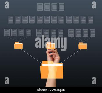 Una mano femminile e icone virtuali di cartelle e file, un concetto di organizzazione e archiviazione dei dati, gestione remota dei dati, senza carta Foto Stock